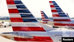 美国航空的多架客机停靠在华盛顿首都机场（路透社资料照）