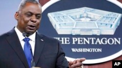 El secretario de Defensa de EE. UU., Lloyd Austin, habla durante una sesión informativa en el Pentágono, en las afueras de Washington, el 6 de mayo 2021.