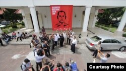 Aksi Solidaritas Wartawan untuk Udin saat meluncurkan simbol perjuangan ungkap kasus terbunuhnya wartawan Fuad Muhammad Safruddin atau Udin, di kompleks DPRD Provinsi Yogyakarta, Selasa (13/8). (Foto: Guntur Aga Tirtana/Radar Jogja)