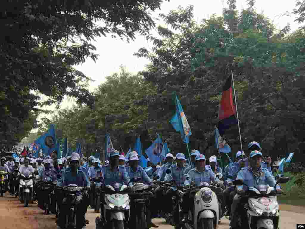 សកម្មភាពនៃការដង្ហែក្បួនឃោសនានៅថ្ងៃទី ២៧ ខែកក្កដា ឆ្នាំ២០១៨របស់គណបក្សប្រជាជនកម្ពុជានៅតាមដងផ្លូវនានាក្នុងក្រុងសៀមរាប ខេត្តសៀមរាប។ (ធីតា វីន/VOA)