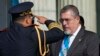 El general del Ejército Henry Sáenz saluda al nuevo presidente Bernardo Arévalo en reconocimiento como nuevo jefe de las Fuerzas Armadas en un acto oficial en la plaza de la Constitución en Ciudad de Guatemala, el lunes 15 de enero de 2024. 