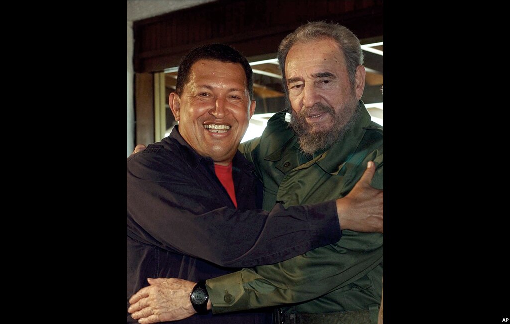 El mandatario de Cuba, Fidel Castro, y el presidente Hugo Chávez, se funden en un abrazo en la Isla Orchila, de Venezuela, el 22 de diciembre de 2003.
