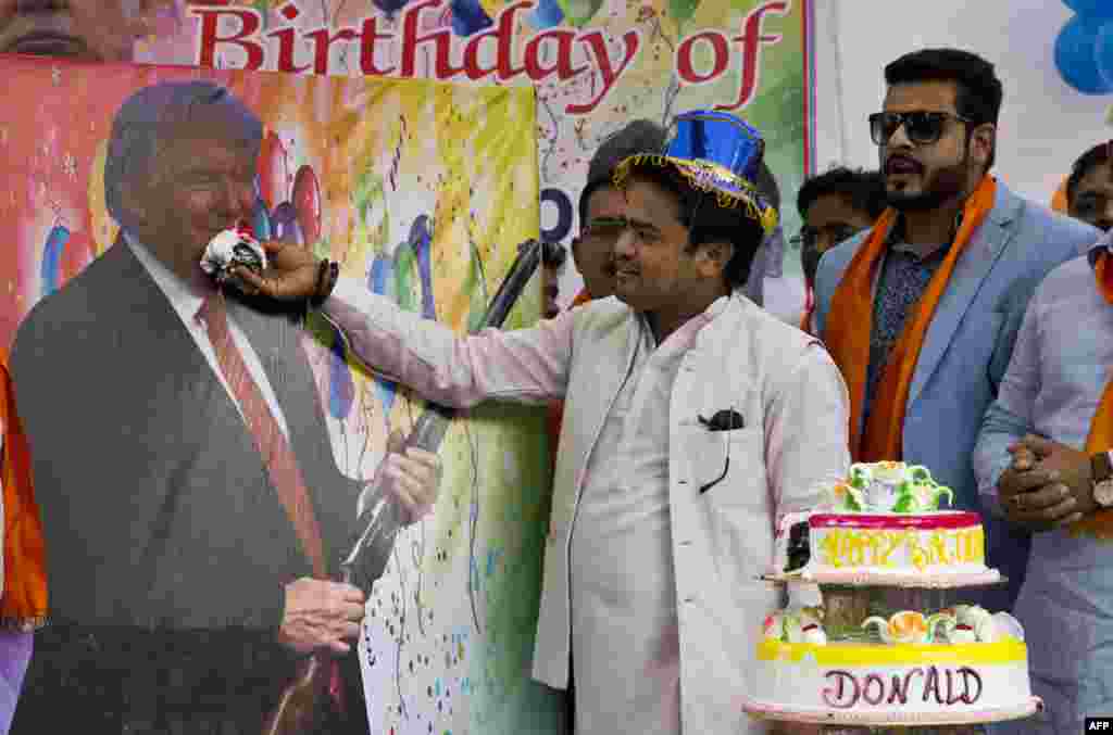 'yan jam'iyyar kishin Hindu ta 'Hindu Sena' ko kuma Rundunar Hindu a Hausance, su na yanka kek domin taya dan takarar shugaban kasa na Amurka Donald Trump murnar zagayowar ranar haihuwarsa a New Delhi, Talata 14 Yuni, 2016. Tun da fari, jam'iyyar ta gudanar da addu'o'i irin na 'yan Hindu domin tabbatar da samun nasarar Mr. Trump a zaben Amurka.