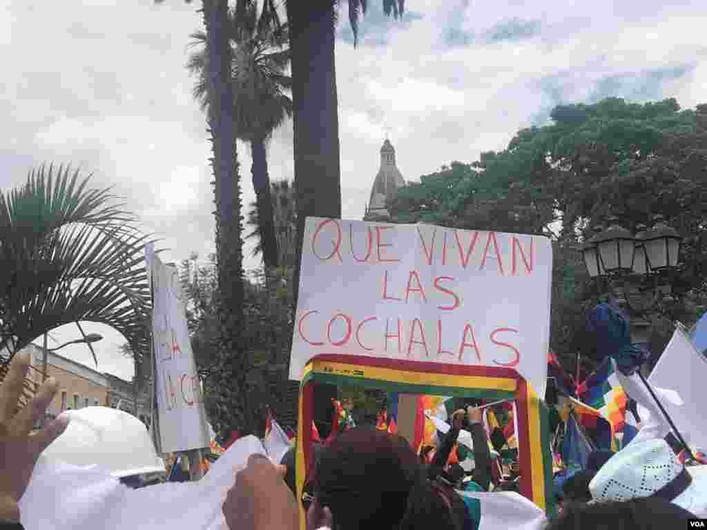 Una persona muestra un cartel que reza: "Que vivan las cochalas", nombre que es apelativo de la gente oriunda de Cochabamba