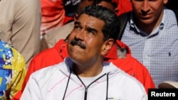 El presidente venezolano Nicolás Maduro gesticula durante su participación en una marcha por el Día del Trabajador en Caracas, el 1 de mayo de 2024. Su gobierno habría contratado a una firma financiera experta en reestructuración de deudas.