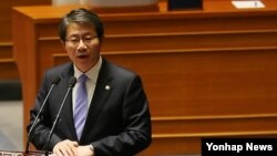 류길재 한국 통일부 장관이 10일 열린 국회 본회의에서 의원들의 대정부질문에 답하고 있다. 