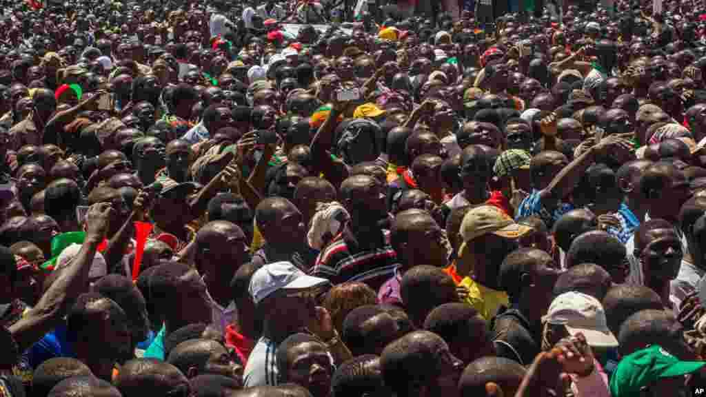 Scènes de liesse des centaines de milliers de Burkinabé réunis devant le siège du gouvernement à Ouagadougou, Burkina Faso, vendredi le 31 octobre 2014. Le Président Blaise Compaoré a annoncé vendredi 31 octobre 2014 qu’il quittait le pouvoir. Il a régné 27 années. (AP Photo/Theo Renaut)