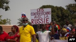 Des Centrafricains manifestent leur soutien à la Russie dans les rues de la capitale Bangui, la capitale de la RCA, le 23 février 2022. (Photo de Carol VALADE / AFP)