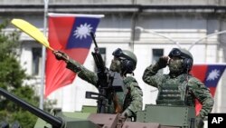 台灣士兵在雙十節慶典活動中接受檢閱。 （2021年10月10日）