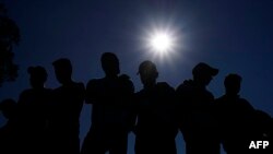 Indígenas asisten al funeral de Aurelio Cuy, de 25 años, un migrante guatemalteco que murió en un accidente de tráfico en el estado mexicano de Chiapas. el 31 de diciembre 2021.