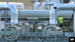 Tampak pipa-pipa di fasilitas penyimpanan gas dari program pipa gas Nord Stream 2 di Lubmin, bagian utara Jerman, pada 15 Februari 2022. (Foto: AP/Michael Sohn)