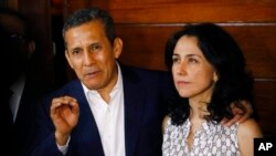 El expresidente de Perú Ollanta Humala está acompañado por su esposa Nadine Heredia mientras habla con periodistas en la entrada de su casa después de que fueron liberados de prisión en Lima, Perú, el 30 de abril de 2018.