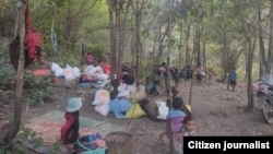 ကန်ပက်လက်မြို့နယ်အတွင်းက အိမ်မီးရှို့ခံရတဲ့မိသားစုများ။ (ဖေဖေါ်ဝါရီ ၂၃၊ ၂၀၂၂။ ဓာတ်ပုံ-Khonumthung Daily News)
Kanpetlet IDPs