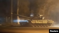 Tenk na ulici nakon što je Putin naredio raspoređivanje ruskih trupa u dva otcjepljena regiona u istočnoj Ukrajini nakon priznavanja njihove nezavisnosti, u gradu Donjecku pod kontrolom separatista, Ukrajina, 22. februara 2022. REUTERS/Alexander Erm
