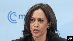 La vicepresidenta de Estados Unidos, Kamala Harris, habla durante la Conferencia de Seguridad de Múnich, el sábado 19 de febrero de 2022 en Múnich, Alemania. (AP Foto/Michael Probst)