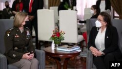 Foto de publicada por la presidencia de Honduras de la presidenta Xiomara Castro (derecha) y la comandante general del Comando Sur de los EE. UU. Laura Richardson (izquierda) en la Casa Presidencial en Tegucigalpa, el 23 de febrero de 2022. 