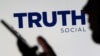 El logotipo de la red social Truth se muestra detrás de una mujer que sostiene un teléfono inteligente en esta ilustración tomada el 21 de febrero de 2022.