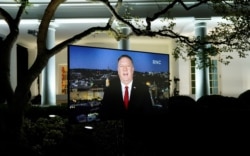 El Secretario de Estado de EE.UU., Mike Pompeo, pronuncia su discurso desde Jerusalén, proyectado en una pantalla en la Casa Blanca durante. la Convención Republicana.