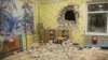Ladrillos y escombros se mezclan con juguetes debajo de una pared dañada después del bombardeo reportado en un jardín de infantes en el asentamiento de Stanytsia Luhanska, Ucrania, el jueves 17 de febrero de 2022 a última hora.