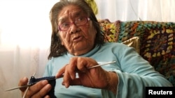 La última mujer de una tribu Yagén y hablante de este idioma, Cristina Calderón, de 91 años, habla durante una entrevista con Reuters en su casa en el pueblo de Ukika, Puerto Williams, Chile, el 17 de mayo de 2019. Fotografía tomada el 17 de mayo de 2019.