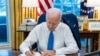 Mutungamiri weAmerica, VaJoe Biden vachisaina mutemo unorambidza kutengeserana nemabhizimusi pakati peAmerica nematunhu maviri azvipatsanura kubva kuUkraine ave kunzi neRussia anozvitonga, vari kumuzinda weWhite House muWashington, Kukadzi 21, 2022. (White House)