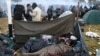 Migranti spavaju u kampu nedaleko od kontrolno punkta Bruzgi-Kuznica, na granici Belorusije i Poljske, u regionu Grodno, Belorusija, 18. novembra 2021.