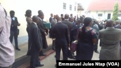 Des avocats venus soutenir l’un de leurs collègues en attente de jugement au Tribunal militaire de Yaoundé, Cameroun, 2 février 2017. (VOA/Emmanuel Jules Ntap)