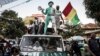 Les partisans du principal candidat de l'opposition, Cellou Dalein Diallo, se tiennent sur une camionnette lors d'un rassemblement électoral, à Conakry le 14 octobre 2020.
