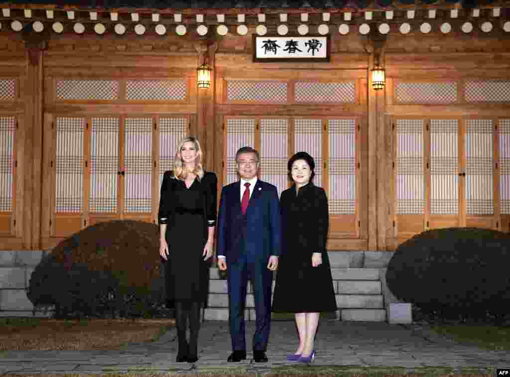 2018年2月23日,韩国总统文在寅及其夫人金正淑和白宫顾问、美国总统特朗普的女儿伊万卡·川普在韩国首尔的总统府青瓦台合影。