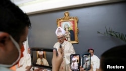 La Iglesia católica de Venezuela opina que una “participación masiva” puede vencer “los intentos totalitarios y el ventajismo” del oficialismo. En la foto, el cardenal Baltazar Porras durante las celebraciones de Semana Santa, 12 de abril de 2020.