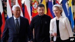 2025년 3월 6일 벨기에 브뤼셀에서 열린 EU 정상회의 장에 안토니우 쿠스타 EU 정상회의 상임의장(왼쪽), 볼로디미르 젤렌스키 우크라이나 대통령, 우르줄라 폰데어라이엔 EU 집행위원장이 나란히 입장하고 있다.