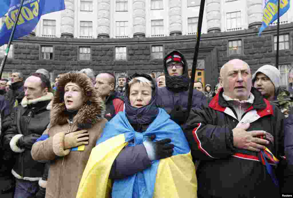 Supporters of Ukrainian EU integration sing and wave flags during a protest in front of the Ukrainian cabinet of ministers building in Kyiv, Dec. 6, 2013. 