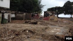 A photo shows the location where shops once stood in Abderdeen neighborhood, Freetown, Sierra Leone, September 13, 2015. (N. Devries/VOA)