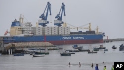 ARCHIVO - Un barco de carga se encuentra en el puerto financiado por China en Chancay, Perú, el martes 12 de noviembre de 2024.