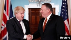 Britanski šef diplomatije pred razgovor sa američkim državnim sekretarom Majkom Pompeom u Stejt departmentu (Foto: Reuters/Kevin Lamarque)