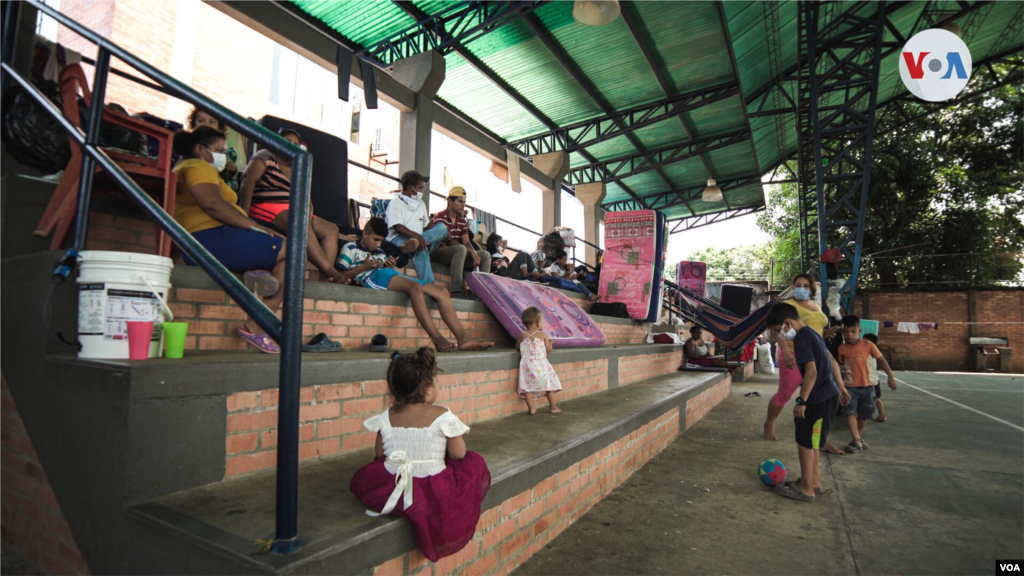 En colchones donados por la comunidad los refugiados venezolanos duermen en el suelo de las escuelas rurales del municipio de Arauquita (Colombia) a la espera de que la situación de seguridad mejore para retornar a Venezuela.