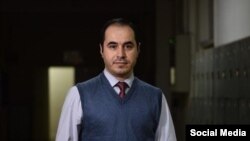 حسین رونقی از ۲۱ روز پیش در بازداشت است. 