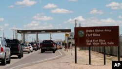 Arhiva - Vozila ulaze u Fort Bliss u El Pasu, Teksas.