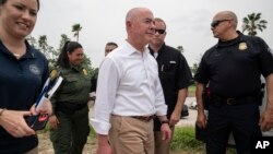 Alejandro Mayorkas, centro, no es la primera vez que viaja a Texas para supervisar la actual situación migratoria que se vive en la frontera.