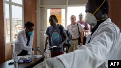 Para penumpang penerbangan internasional menjalani pemeriksaan suhu di Bandara Internasional Juba di Juba, Sudan Selatan, 31 Januari 2020. 