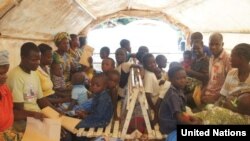 Un groupe de rufigiés congolais avance en direction du centre de transit de Dongo après avoir traversé le fleuve Ubangui pour la province de l'Equateur en RDC. (UNCHR)