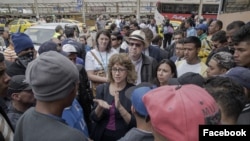 Nancy Izzo Jackson (centro), secretaria de estado adjunta para la Oficina de Población, Refugiados y Migración de EE.UU., durante una visita a Ecuador en el Día de los Refugiados el 20 de junio de 2018. Ex diplomáticos y grupos de ayuda pidieron al Secretario de Estado Mike Pompeo en una carta, que no cierre la Oficina de Población, Refugiados y MIgración.