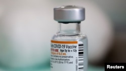 Un vial de la vacuna pediátrica contra la enfermedad del coronavirus (COVID-19) de Pfizer-BioNTech se muestra en un sitio de vacunación en San José, Costa Rica, el 23 de febrero de 2022. REUTERS/Mayela López