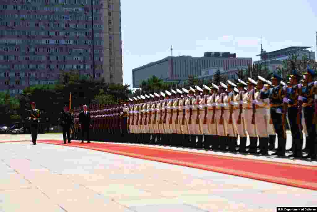 在中方欢迎仪式上, 美国国防部长马蒂斯和中国国防部长魏凤和2018年6月27日在中国国防部大楼前检阅仪仗队(美国国防部图片)。