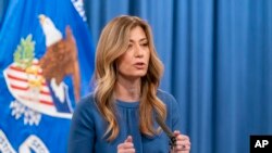 ARCHIVO - Anne Milgram, administradora de la Administración para el Control de Drogas, habla con reporteros durante una conferencia de prensa en el Departamento de Justicia, el 30 de septiembre de 2021, en Washington.