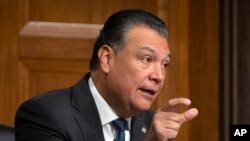 El senador Alex Padilla, demócrata de California, habla durante una audiencia de la Comisión de Asuntos Jurídicos del Senado en el Capitolio, el martes 10 de diciembre de 2024, en Washington. (AP foto/Mark Schiefelbein).