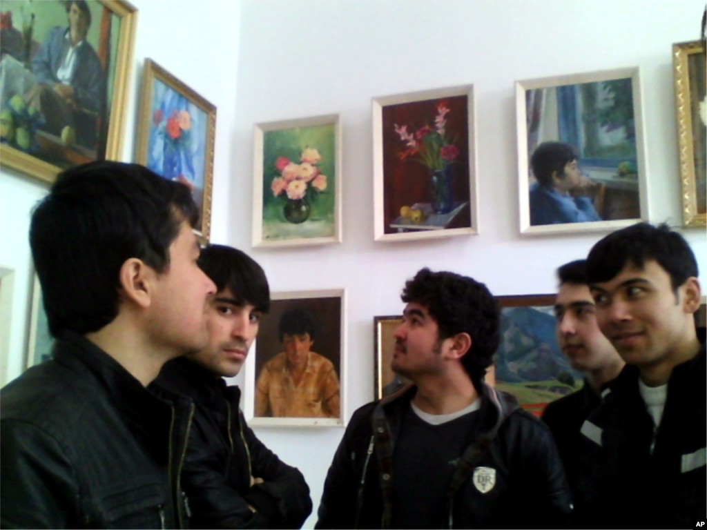 O'zbek rassomi Abdurahmon Ismoilov ijodi bilan tanishayotgan yoshlar