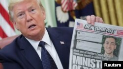 Le président américain Donald Trump brandit une première page du New York Post alors qu'il s'adresse aux journalistes tout en discutant d'un décret sur les sociétés de médias sociaux à la Maison Blanche à Washington, États-Unis, le 28 mai 2020. REUTERS / Jonathan Ernst