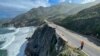 Esta fotografía proporcionada por el Departamento de Transporte de California (conocido como Caltrans) muestra una sección dañada de la carretera 1, el domingo 31 de marzo de 2024, al sur del puente Rocky Creek en Big Sur, California.