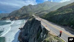Esta fotografía proporcionada por el Departamento de Transporte de California (conocido como Caltrans) muestra una sección dañada de la carretera 1, el domingo 31 de marzo de 2024, al sur del puente Rocky Creek en Big Sur, California.
